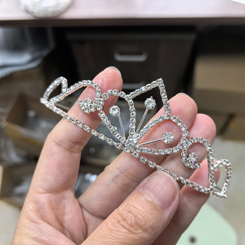 تاج زفاف فضي اللون مرصع بالأحج - مراجعة Tech Accessories For Women وسعره